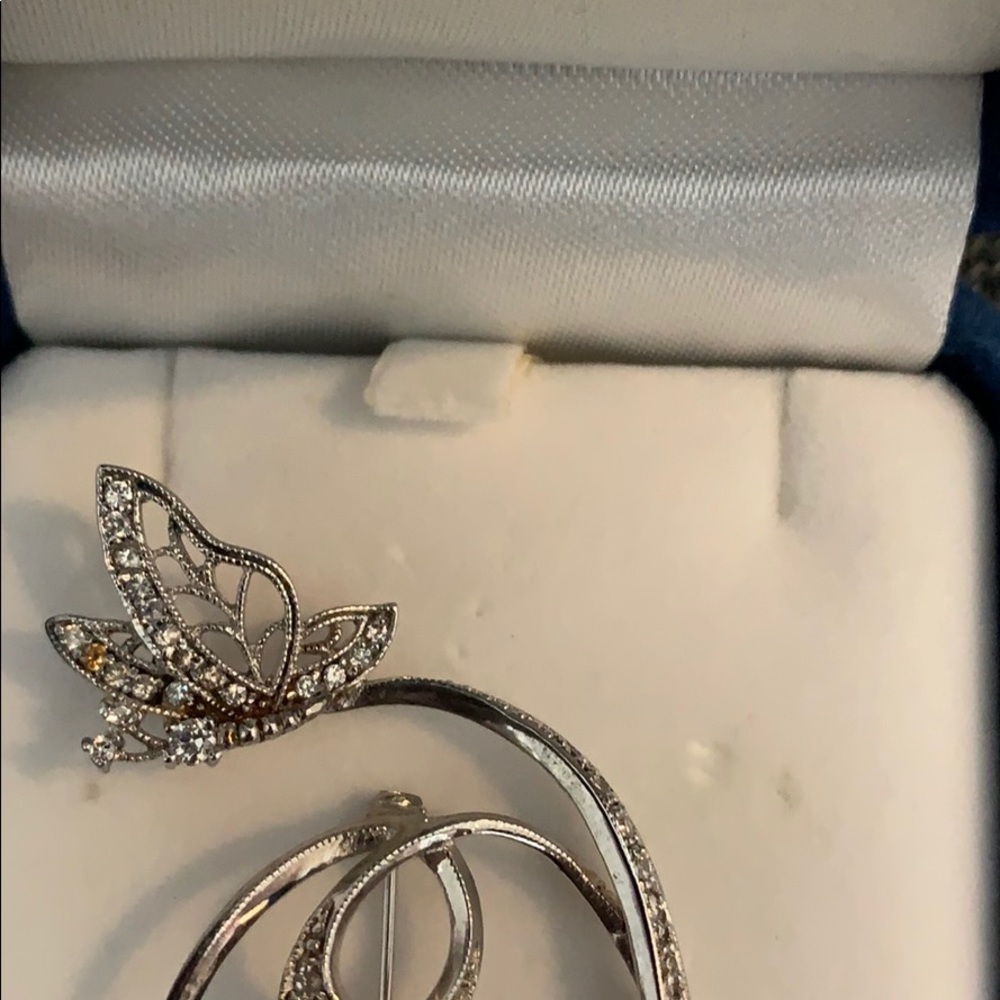 Silver Colored Butterfly Brooch 🦋🦋🦋🦋 - Picture 3 of 6